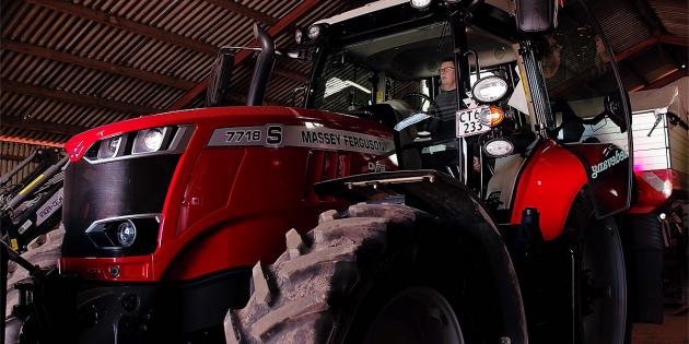 Torben Holm Galsgaard gør sin MF 7718 S traktor klar til gødningsspredning